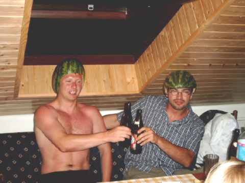Die IMs (v. l. n. r) Elvis und Else Gruschinski, jene attraktive Witwe, der die Kerle im Ort zu Fen lagen